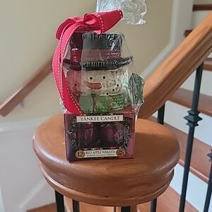 Yankee Candle Snowman Holder With 12 Red Apple Wreath Tealight Candles